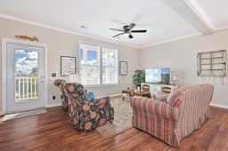 High on Henley • Spa • 3 BR • Sleeps 6